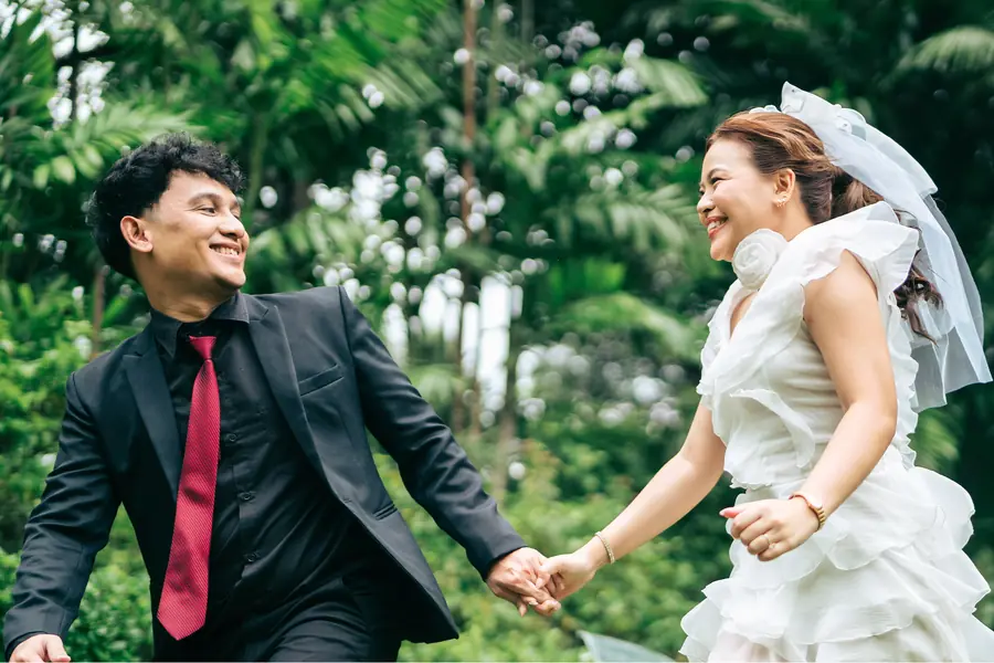 Paul and Jaimie, pre-wedding shoot — running